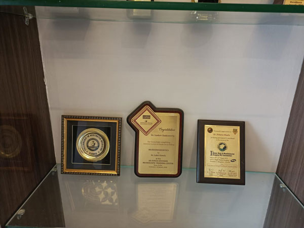 These are the awards and certificates received by this dental clinic for having the best dentists in Kolkata