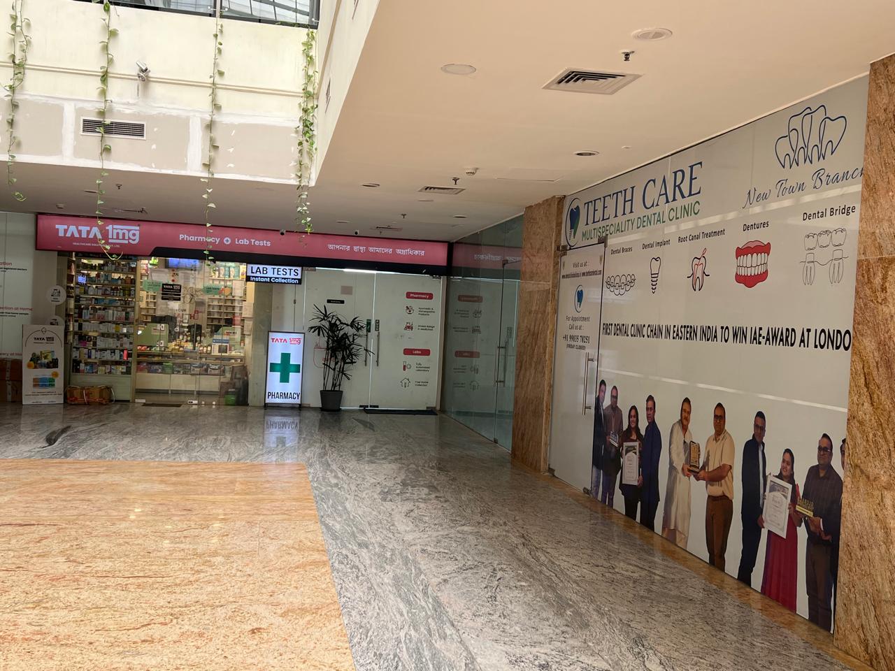 The dentist is having a consultation with a patient at our dental clinic in Chinarpark, Newtown for the required dental treatment.